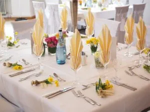 Dekoracja stołu weselnego w żółtym kolorze