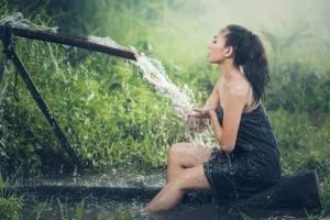 młoda kobieta kąpiąca się na łonie przyrody