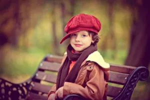 chłopiec w czerwonej czapce